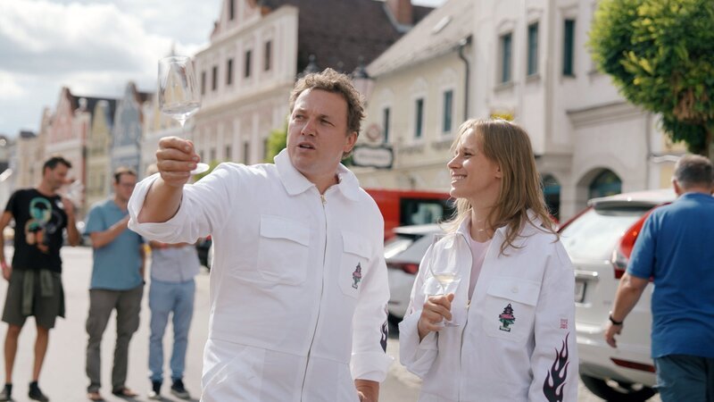 Kira Schinko mit Sternekoch Philipp Rachinger in Neufelden. – Bild: ORF/​Jenseide OG