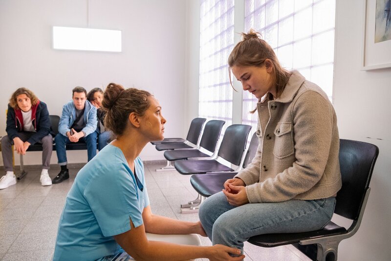 Der Schüler Tim Fuchs (Jean-Luc Caputo, l.) und seine Schulkameraden (Moritz Weber 2.v.l., Michelle Steinbach Allmengo 3.v.l.) sitzen verzweifelt im Wartebereich des Krankenhauses. Ella (Ines Quermann, 2.v.r.) kümmert sich um ihre Tochter Celina (Lea Freund, r.). – Bild: RTL /​ Oliver Ziebe