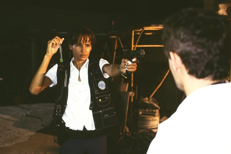 Bevor Eva (Nadja Abd el Farrag) den Chemiker Claudius (Janusz Cichocki) verhaftet, lässt sie noch ein paar Glasröhrchen mit der tödlichen Droge am Boden zerschellen. – Bild: RTL /​ Frank Hempel