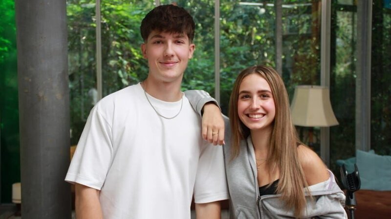 Das „Dein Song“-Kandidaten-Duo Aki und Rina im Songwritingcamp. Sie sind mit ihrem Song „Without You“ dabei. – Bild: ZDF/​Tanja Günsch