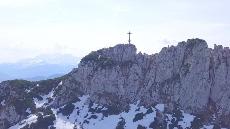 Das größte Gipfelkreuz Bayerns auf dem Ostgipfel der Kampenwand im Chiemgau. – Bild: BR/​south & browse GmbH/​Matthias Schwinn