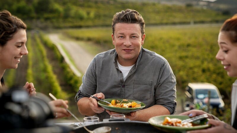Jamie Oliver (M.) – Bild: Spanien /​ RTL /​ Jamie Oliver Enterprises Ltd /​ Chris Terry