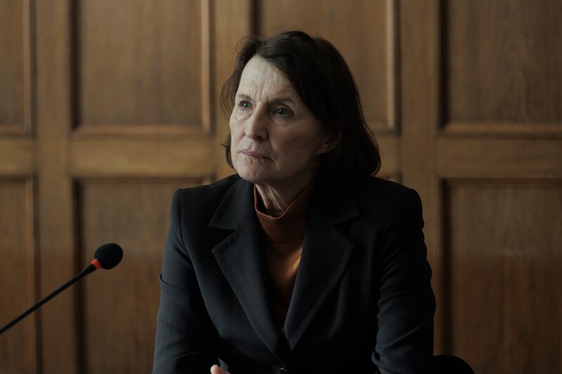 Inger Brøgger (Karen-Lise Mynster) wird vor einem Untersuchungsausschuss zum Cum-Ex-Skandal befragt. – Bild: ZDF und Frédéric Batier