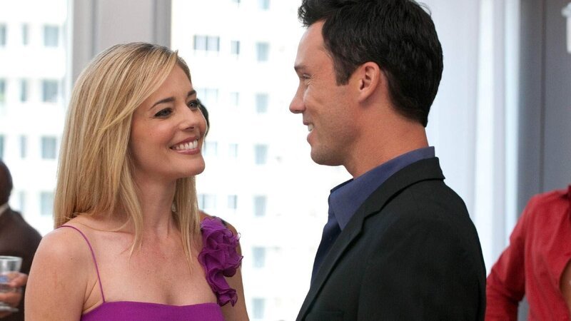 Isabella Corvino (Christina Moore) hat den Verdacht, dass einer ihrer Mitarbeiter regelmäßig Geld unterschlägt. Sie bittet den charismatischen Agenten Michael (Jeffrey Donovan) um Hilfe. – Bild: RTL /​ USA Network