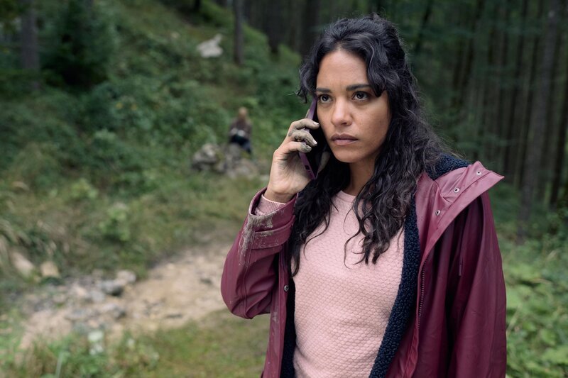 Marie Sonnleitner (Salka Weber) im Gespräch mit Jonas. Sie haben die Leiche von Jennifer Petri gefunden. – Bild: RTL /​ Walter Wehner /​ Alte Wunden