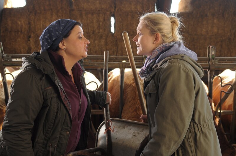 Yvi ist mit viel Eifer bei der Sache. Von links: Monika Vogl (Christine Reimer) und Yvonne Preissinger (Alexa Eilers). – Bild: BR/​Jo Bischoff