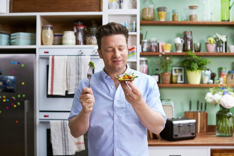 Die Familie gesund und lecker zu ernähren kann so einfach sein. Jamie Oliver nimmt sich klassische Lieblingsspeisen vor und zeigt uns, mit welchen ergänzenden Zutaten und Handgriffen diese Gerichte gesünder werden … – Bild: RTL