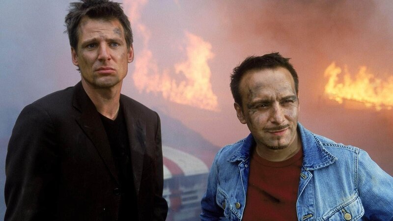 Nach der Explosion von Arentz“ Werkstatt sehen Tom (Rene Steinke, li.) und Semir (Erdogan Atalay) ziemlich ratlos aus … – Bild: MG RTL D /​ Guido Engels