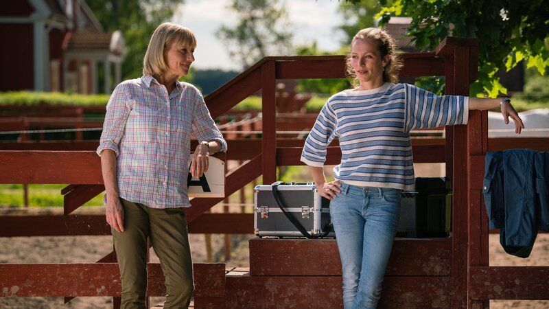 Liv (Franziska Wulf, r.) möchte unbedingt die Stelle in der Tierarzt-Praxis von Dr. Teisen (Silke Matthias, l.) antreten. – Bild: ZDF/​Arvid Uhlig