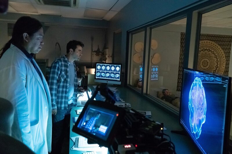 Dr. Robert Tuwa (William Belleau, l.); Sam Loudermilk (Ron Livingston, r.) – Bild: 2018 Farmersville Productions, Inc. All Rights Reserved. Lizenzbild frei