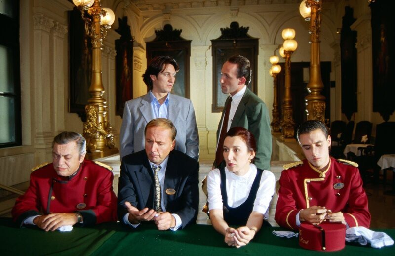 Kommissar Richie Moser (Tobias Moretti) und sein Assistent Stockinger (Karl Markovics) befragen die Angestellten des Hotels, in dem der deutsche Geschäftsmann Bernd Holzmann tot aufgefunden wurde. – Bild: ABDRUCK HONORARFREI – Nur im Zusammenhang mit SAT.1 Sendetermin