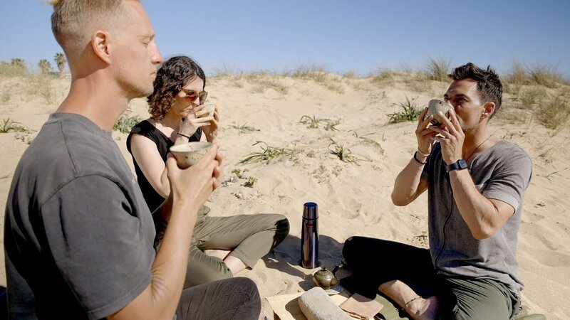 Bei einer Teezeremonie am Strand erfährt Lena Hager, wie das Ritual mehr Ruhe und Achtsamkeit in den Alltag bringt. – Bild: ORF
