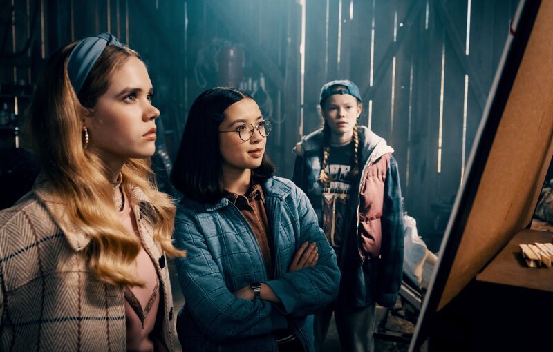 Die drei !!! vor ihrem Ermittlungsboard. Von links: Marie (Lilith Johna), Kim (Purnima Grätz) und Franzi (Bella Bading) – Bild: KiKA/​Die Drei !!! und Disney Enterprises, Inc.