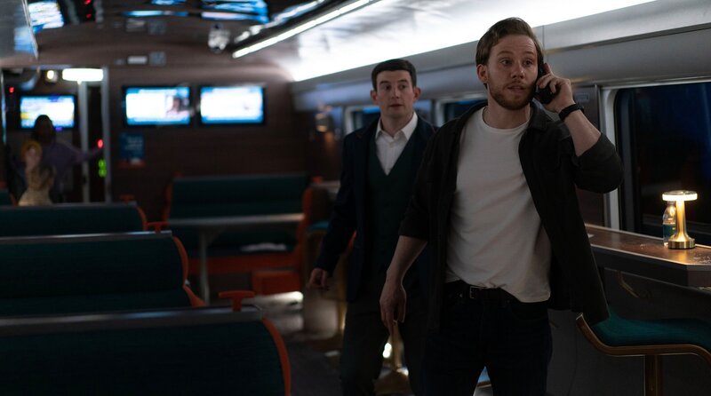 Joe Roag (Joe Cole) übernimmt die Verantwortung im Zug. – Bild: BBC/​Euston Films/​Mark Mainz