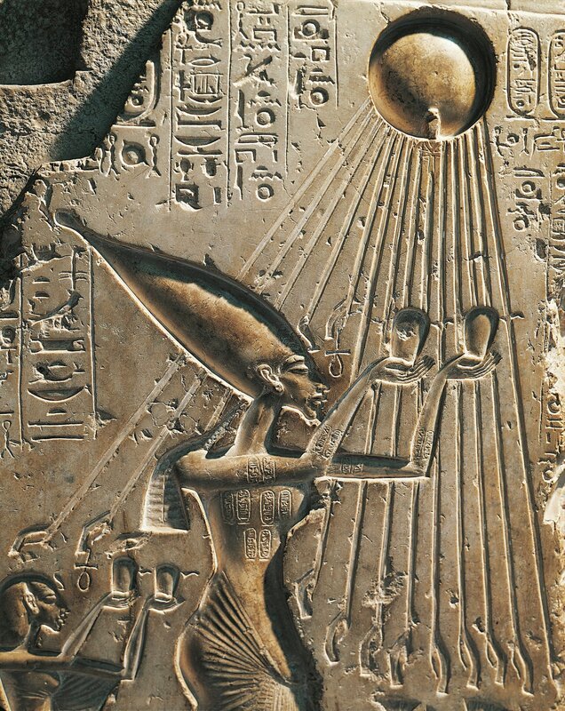 Egypt, Tell el-Amarna, Bas-relief depicting Amenhotep IV (Pharaoh Akhenaten) while worshiping the solar disc, eighteenth dynasty, New Kingdom, limestone. – Bild: SuperStock /​ THE HISTORY CHANNEL /​ A+E Networks