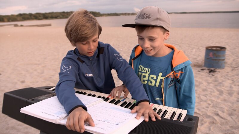 Felix und Luis üben am Cospudener See. – Bild: MDR/​Cine Impuls