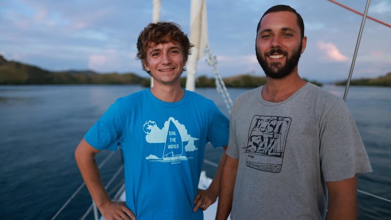 Das Segeln haben Vince (l.), 22 Jahre alt, und Tim (r.), 24 Jahre alt, erst auf ihrer Yacht gelernt. – Bild: ZDF und Björn Lindenblatt./​Björn Lindenblatt