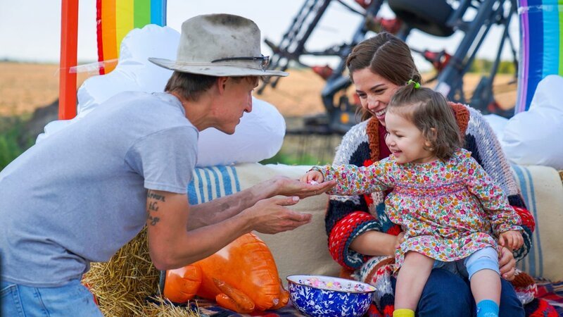 Candid shot of Nick Hagen pulling Molly & Bernie on the Thanksgiving Day Float, as seen on Girl Meets Farm, season 9. – Bild: Discovery, Inc.
