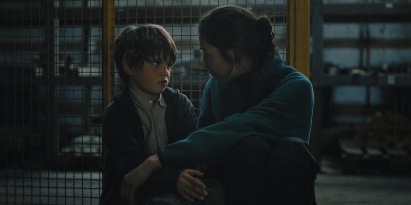 Nadine (Aenne Schwarz) muntert Paul in Gestalt eines Kindes (Sammy Schrein) auf und hilft ihm sich zu sortieren. – Bild: ZDF und Jan Mayntz