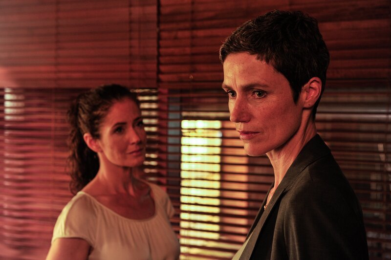 Selma Kirsch (Yve Burbach, l.) befragt Ina Hausmann (Julia Bremermann, r.). Die Gefängnisdirektorin bleibt standhaft und weist jegliche Schuld von sich. – Bild: ZDF und MARKUS-FENCHEL