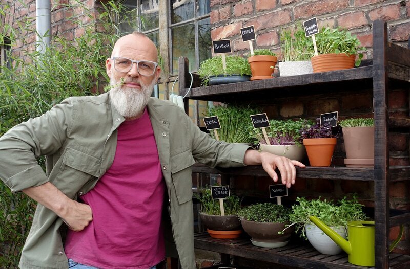 Viele Menschen haben Kräutergärtchen, auch in der Wohnung. Dass der Zeitpunkt der Ernte entscheidend für die Menge der Nährstoffe ist, das wissen nur wenige. Wie dieses Wissen unseren Anbau beeinflussen kann und wie man durch Vertical Farming Wasser, Anbaufläche und alle möglichen chemischen Hilfsmittel einsparen kann, zeigt Thomas D heute – bei „Wissen vor acht – Natur“. – Bild: ARD/​Bavaria Entertainment/​Felix Raitz von Frentz