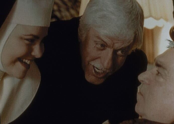 Schwester Michael (Delta Burke) und Sloan (Dick van Dyke, Mi.), als Priester verkleidet, retten dem in Todesgefahr schwebenden Mafiaboss das Leben. – Bild: KAB; ProSieben Media AG