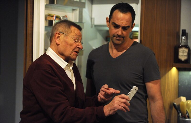 Alois testet das neuste Smartphone. Von links: Alois (Erich Hallhuber) und Mike Preissinger (Harry Blank). – Bild: BR/​Marco Orlando Pichler