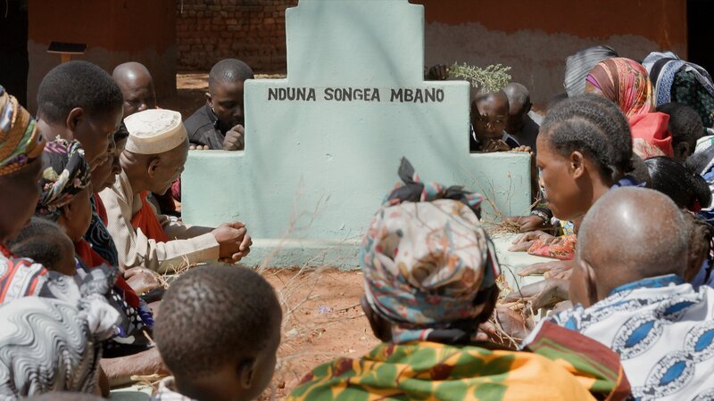 Die Angehörigen trauern am Grab von Songea Mbano, der 1906 im Maji-Maji-Krieg von deutschen Kolonialherren hingerichtet wurde. – Bild: ZDF und Marcus Winterbauer