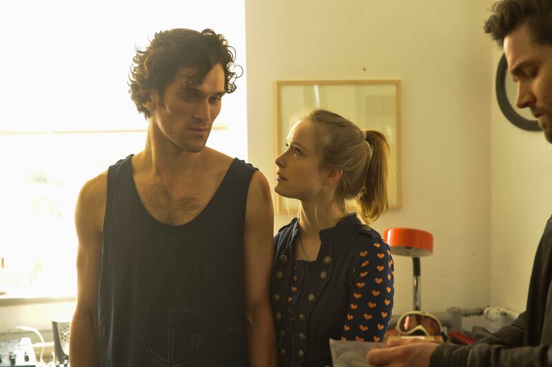 Nach langer Suche konnte Jo Stoll (Peter Ketnath, r.) endlich den Straßenmusiker ausfindig machen. Dabei handelt es sich um Finn Brückner (Vladimir Korneev, l.), der jetzt befragt werden soll. Seine Freundin Elli Friedrich (Odine Johne, M.) macht sich Sorgen. – Bild: MARKUS-FENCHEL /​ ZDF