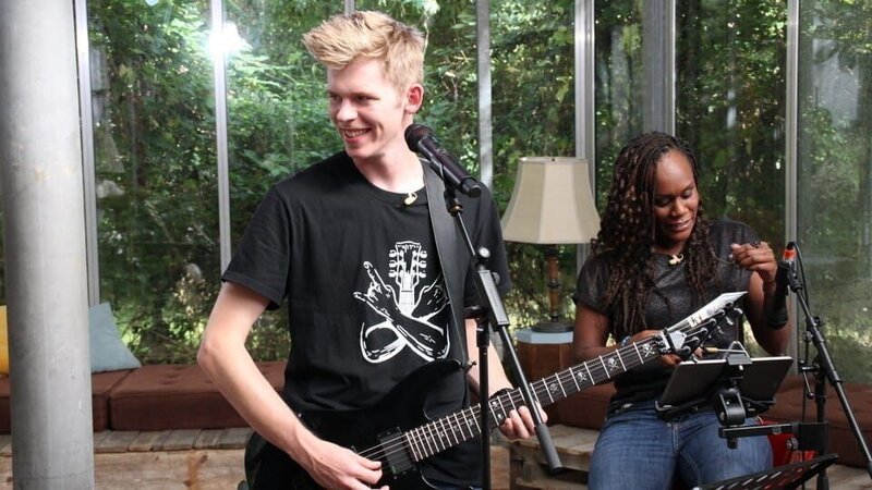 Der „Dein Song“-Kandidat Marvin arbeitet mit Sängerin Sherita an seinem Song „Get up now“ – Bild: ZDF/​Tanja Günsch