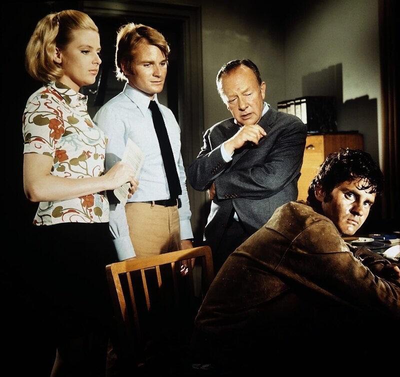 Im Büro des Kommissars Keller (Erik Ode, 2.v.r.) ist Pasche (Andreas Seyferth, r.) zusammengebrochen. Wissen Helga Lauer (Emely Reuer, l.) und Harry Klein (Fritz Wepper, 2.v.l.) Pasche mit dem Verschwinden des unbekannten Toten aus dem Güterzug in Zusammenhang zu bringen? – Bild: ZDF /​ Michael Marhoffer