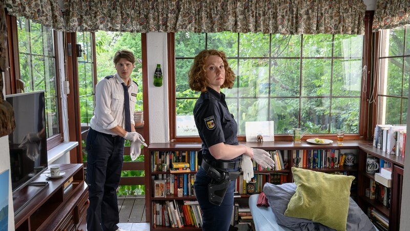 Wie Paula Moorkamp (Stella Hinrichs) und Eddi Jansons (Gustavs Gailus) herausfinden können, litt Stefan Knauser unter schweren Depressionen und war durch ein Burnout arbeitsunfähig geworden. Seine Kinder und die Frau belastete die Krankheit sehr. Sie konnten den Alltag nur dank Elisa Fromm bewältigen. Hatte die hilfsbereite Nachbarin dabei Hintergedanken? – Bild: ZDF /​ Meyerbroeker