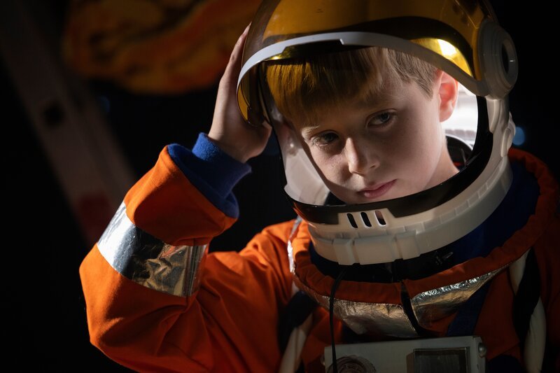 Seán muss sich beim Textlernen wahnsinnig anstrengen. – Bild: TG4 Irland