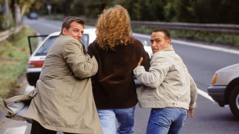 Tom (Rene Steinke, li.) und Semir (Erdogan Atalay) retten eine unbeteiligte Autofahrerin (Komparsin) vor einem heranrasenden LKW. – Bild: RTL