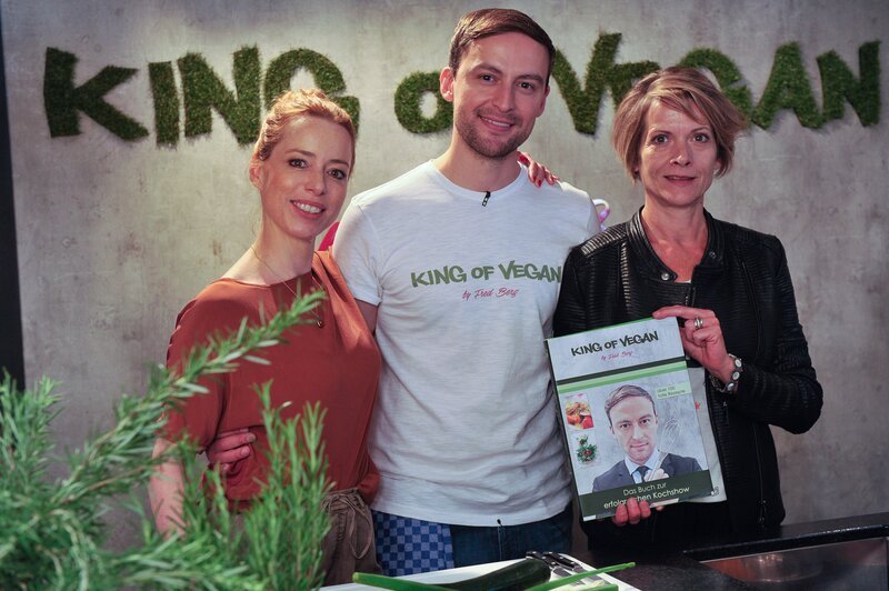 Ein Zeugnis aus erfolgreichen Tagen: Die Macher der veganen Kochshow „King of Vegan“, Fred Berg (Ben Akkaya, M.), Helena Meister (Karin Giegerich, r.) und Susa Freitag (Sonja Kerskes, l.), posieren für die Kamera. – Bild: ZDF und MARKUS-FENCHEL