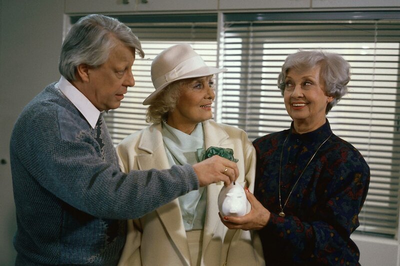 Eberhard (Stefan Orlac) bittet Frau Tenstaag (Mady Rahl, M.) um eine Spende für die Kaffeekasse, die ihr Frau Glaubrecht (Gudrun Genest, r.) schon hinhält. – Bild: ZDF und Barbara Oloffs/​Terranova