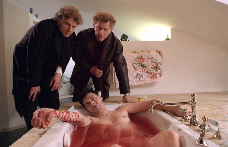 Von links: Kriminalhauptkommissare Franz Leitmayr (Udo Wachtveitl) und Ivo Batic (Miroslav Nemec) finden Giesek (Sebastian Baur) tot auf. – Bild: BR/​Bavaria Film GmbH/​klick/​Rolf von der Heydt