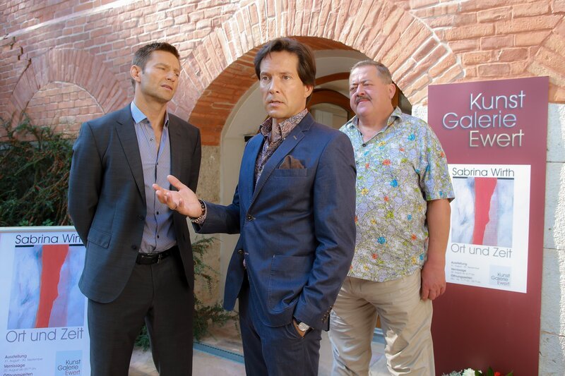 Ein Piercing bringt die Kommissare Hansen (Igor Jeftic, l.) und Hofer (Joseph Hannesschläger, r.) auf die Spur von Marcel Ewert (Christof Arnold, M.), der eine Affäre mit der ermordeten Malerin hatte. – Bild: ZDF und Christian A. Rieger – klick