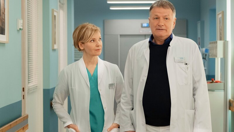 Geben immer alles: Andrea Kathrin Loewig als Dr. Kathrin Globisch, Thomas Rühmann als Dr. Roland Heilmann; In aller Freundschaft Staffel 26 – Bild: SRF/​ARD/​Degeto