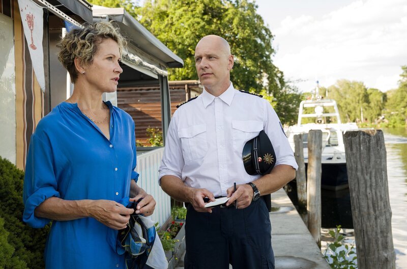In der Bootsmanufaktur am Pichelssee befragt Wolf Malletzke (Christoph Grunert, r.) die Miteigentümerin Martina Severin (Susann Toni Wagner, l.) zu ihrem ermordeten Kompagnon. – Bild: Daniela Incoronato