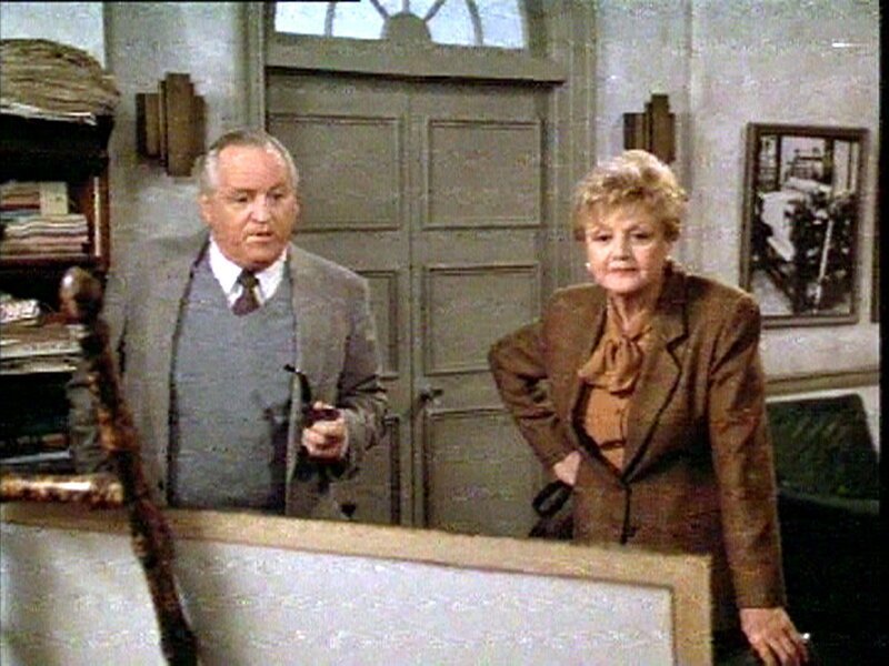 Jessica Fletcher und Dennis Moylan betrachten gemeinsam die Baupläne. Die Firma der Familie Griffith soll an einen anderen Standort verlegt werden. – Bild: Sat.1 Gold