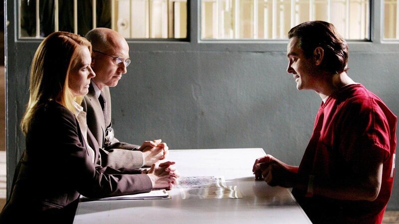 Jeremy Kent (Henry Thomas, re.) wurde zu lebenslanger Haft verurteilt und nutzte im Gefängnis die Zeit, um sich juristisch weiterzubilden. Jetzt, 18 Jahre später, beantragt er eine Neuaufnahme des Verfahrens. Catherine Willows (Marg Helgenberger, li.) wittert Ungemach und setzt alles daran, um ihre Erkenntnisse von damals zu untermauern. – Bild: MG RTL D /​ CBS