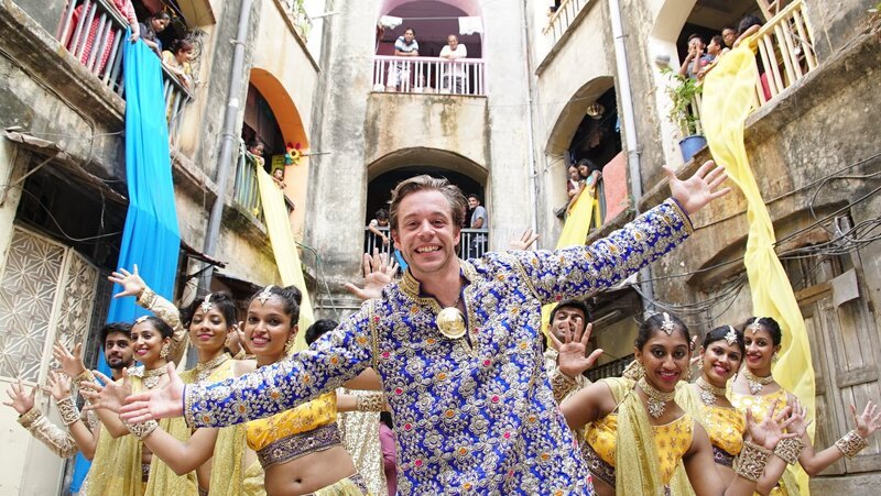 Für seinen Kinofilm ist Tobi nach Indien gereist. Hier tanzt er mit Bollywood Tänzerinnen aus Mumbai. – Bild: BR/​megaherz gmbh/​Johannes Obermaier