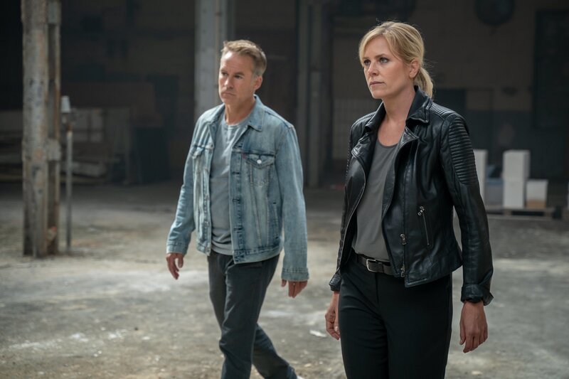 Jan Maybach (Marco Girnth, l.) ist nach seinem Rehaklinikaufenthalt zurück im Dienst. Er schaut sich gemeinsam mit Ina Zimmermann (Melanie Marschke, r.) noch mal am Tatort um. – Bild: ZDF und Uwe Frauendorf