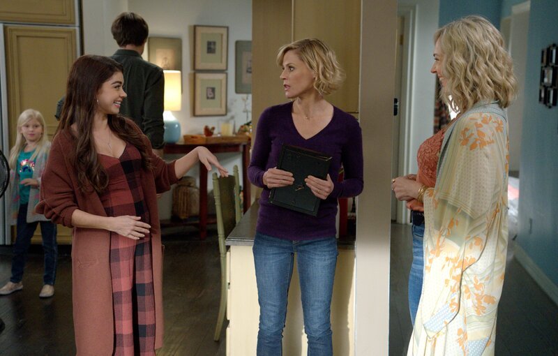 L-R: Haley Dunphy (Sarah Hyland), Claire Dunphy (Julie Bowen), Farrah (Rachel Bay Jones) – Bild: Comedy Central