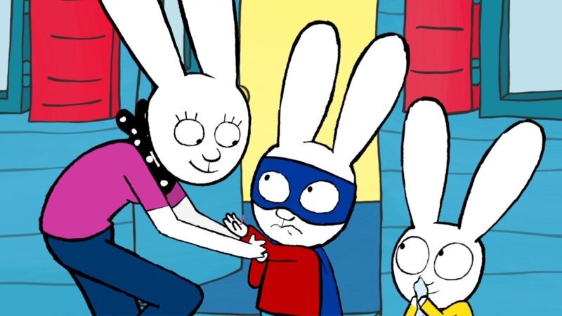 Als Simon (M.) bei der Rettung von Franz’ (r.) Schmusetuch einen Splitter in die Hand bekommt, muss Mama (l.) den kleinen Hasen trösten. – Bild: ZDF und GO-N Productions