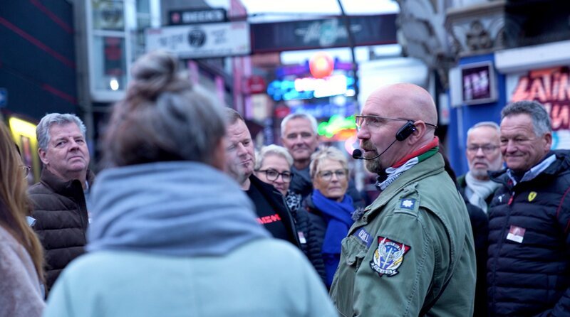 Olli Zeriadke als Kiez-Führer für Olivia Jones. – Bild: NDR Olli Zeriadke als Kiez-Führer für Olivia Jones. – Bild: NDR