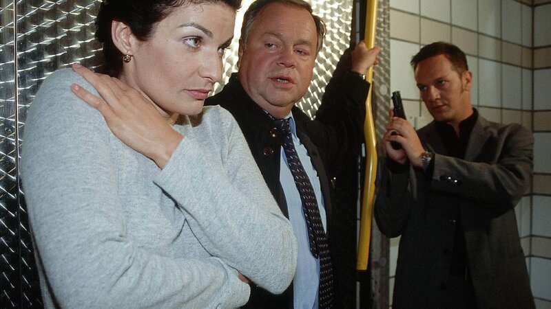 Dr. Lachmann (Franziska Matthus, l.) wurde überfallen, die Spermaproben wurden vernichtet. Die Kommissare Kehler (Wolfgang Bathke, M.) und Bongartz (Max Gertsch, r.) wollen einfach nicht glauben, dass Duhler hinter der Sache steckt … – Bild: RTL