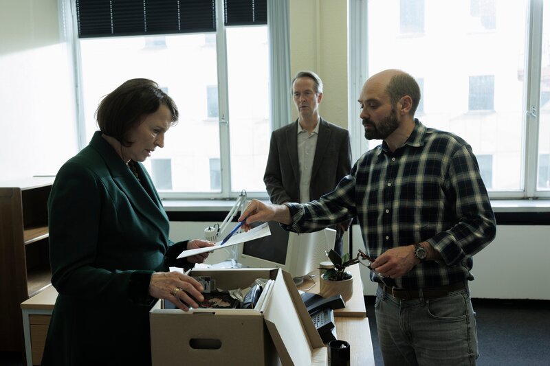 Niels Jensen (David Dencik, r.)) und Inger Brøgger (Karen-Lise Mynster, l.) treffen das erste Mal im dänischen Steueramt aufeinander. Im Hintergrund steht Per Juhl (Lars Brygmann, M.). – Bild: ZDF und Frédéric Batier