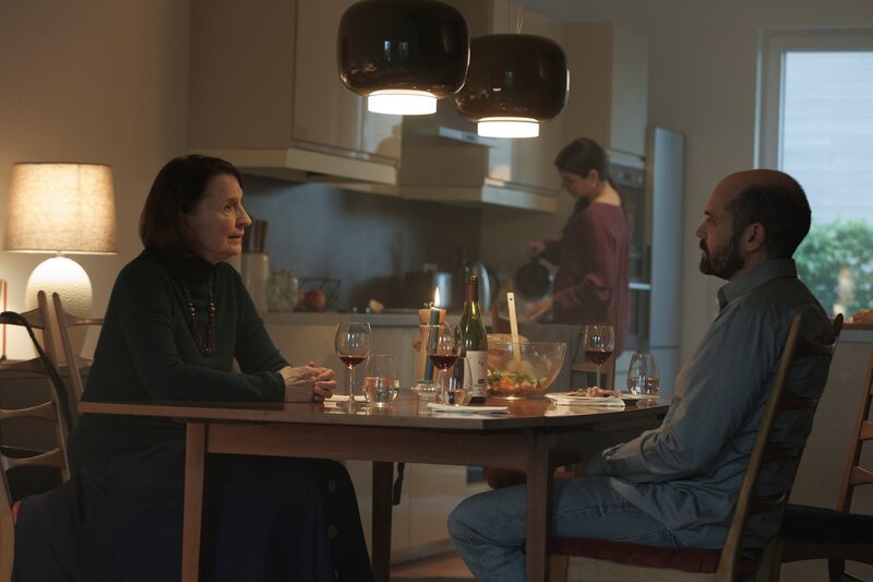 Inger Brøgger (Karen-Lise Mynster, l.) ist zu Gast bei Niels Jensen (David Dencik, r.) und Olga Garovic (Dia Jovanovic, M.) in deren neuen Apartment in Schweden. – Bild: Frédéric Batier /​ ZDF